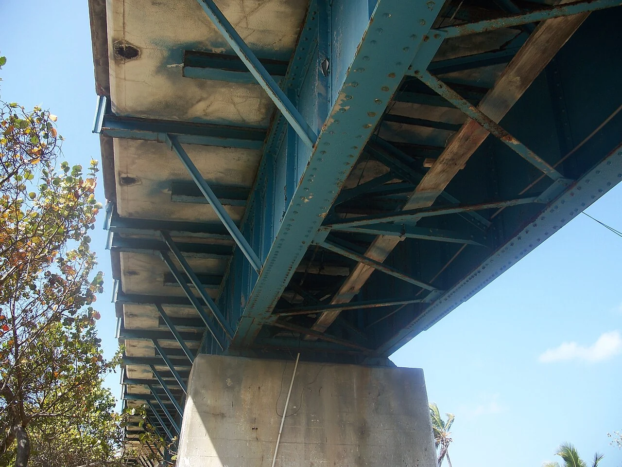 Historic bridge supports and steelwork at Pigeon Key, 2011